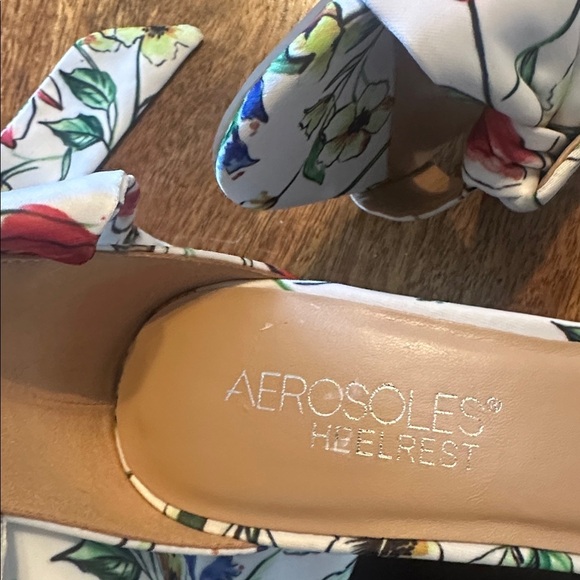 Aerosoles lovely flowery ankle tie shoes size 6.5 as new condition. - Picture 6 of 6